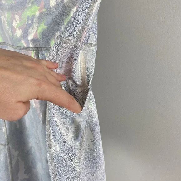 Zyia Womens Silver Metallic Camo Pocket Light n Tight Capri Leggings Size 6-8 - Picture 11 of 13